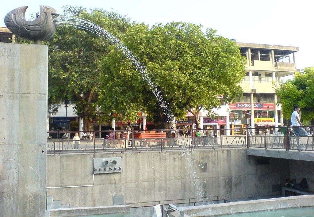 rooster fountain at Chandigarh Sector 17 market