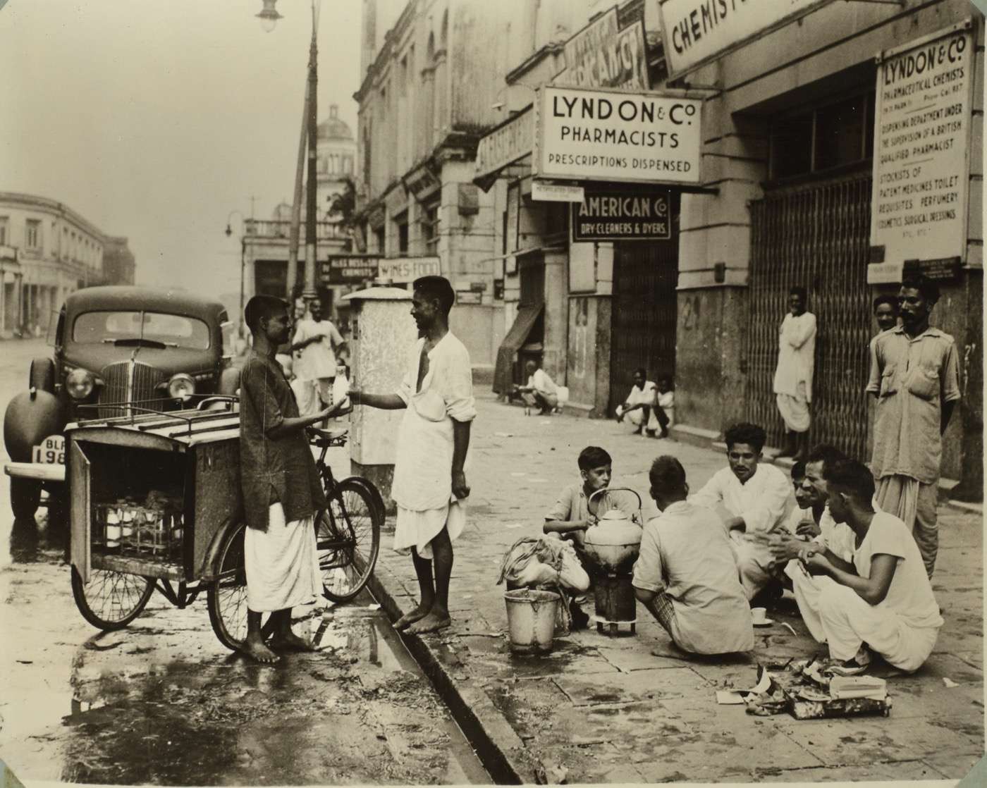 Early morning calcutta street.jpg Early morning calcutta street milkmen group