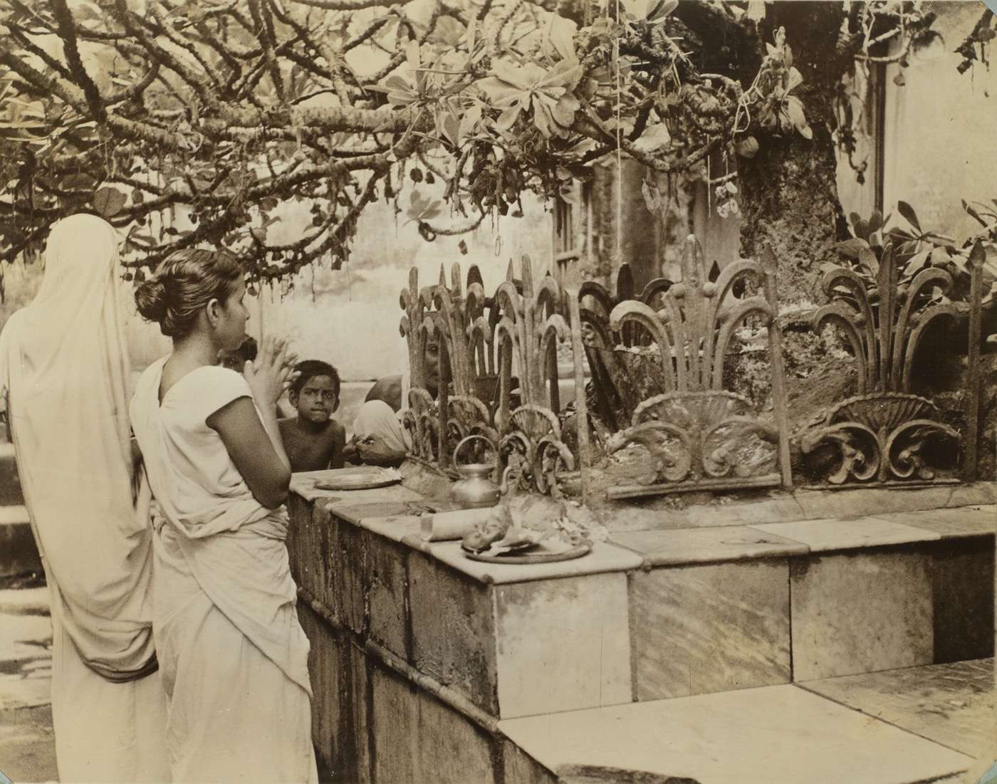 Woman praying.jpg Woman praying to Lord Shiva